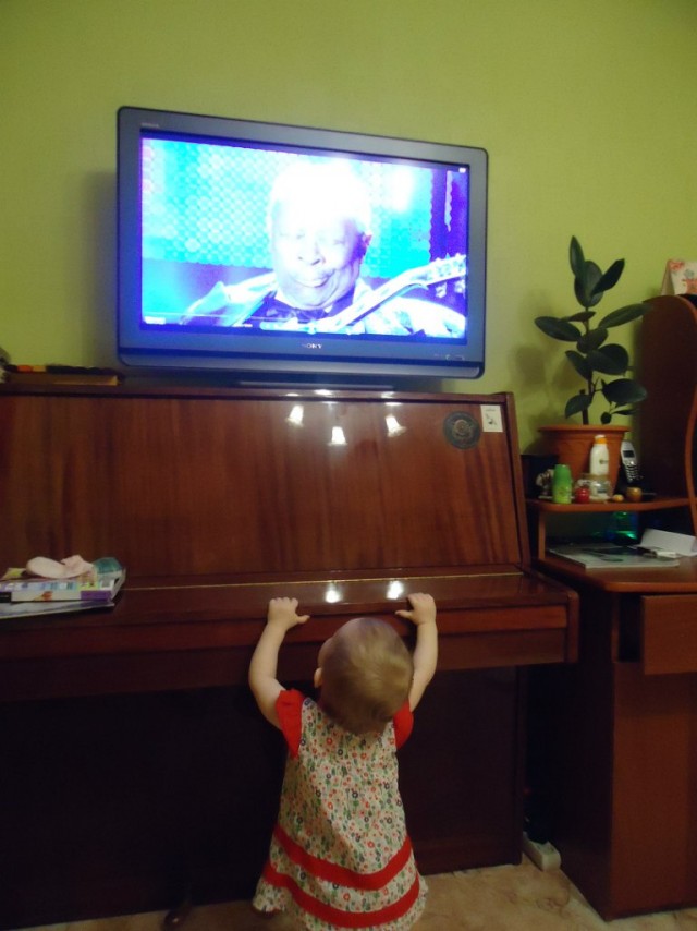 Несколько ярких примеров того, как можно неудачно повесить телевизор