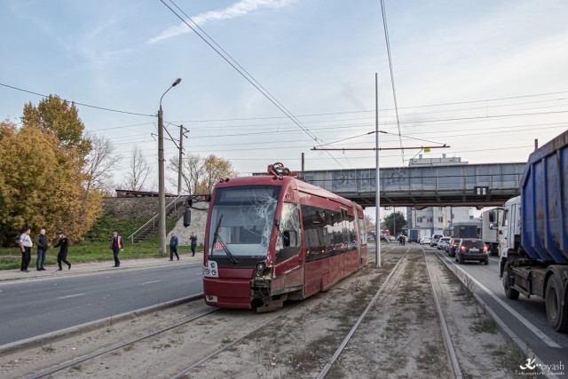 В Казани трамвай сошел с рельс и протаранил автомобили и столбы​: образовалась пробка