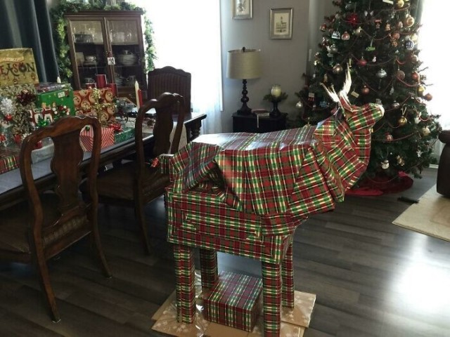 Люди показывают рождественские подарки, которые их по-настоящему порадовали