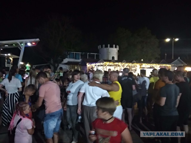 Скрутили за приспущенную маску.