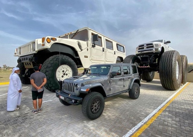 В ОАЭ построили самый большой в мире Hummer H1 размером с двухэтажный дом