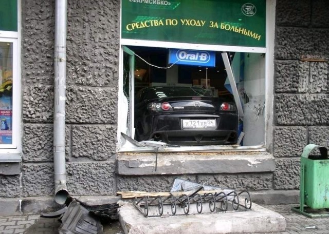 Заехал за хлебушком: автомобиль на скорости влетел в пермскую пекарню