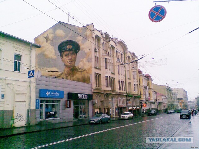В Харькове демонтировали мемориальную доску в честь борцов с немецким фашизмом
