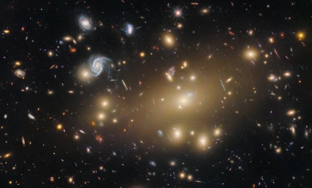 Телескоп Hubble запечатлел скопление галактик Abell 209, расположенное в 2,8 млрд световых лет от Земли, - Европейское космическ