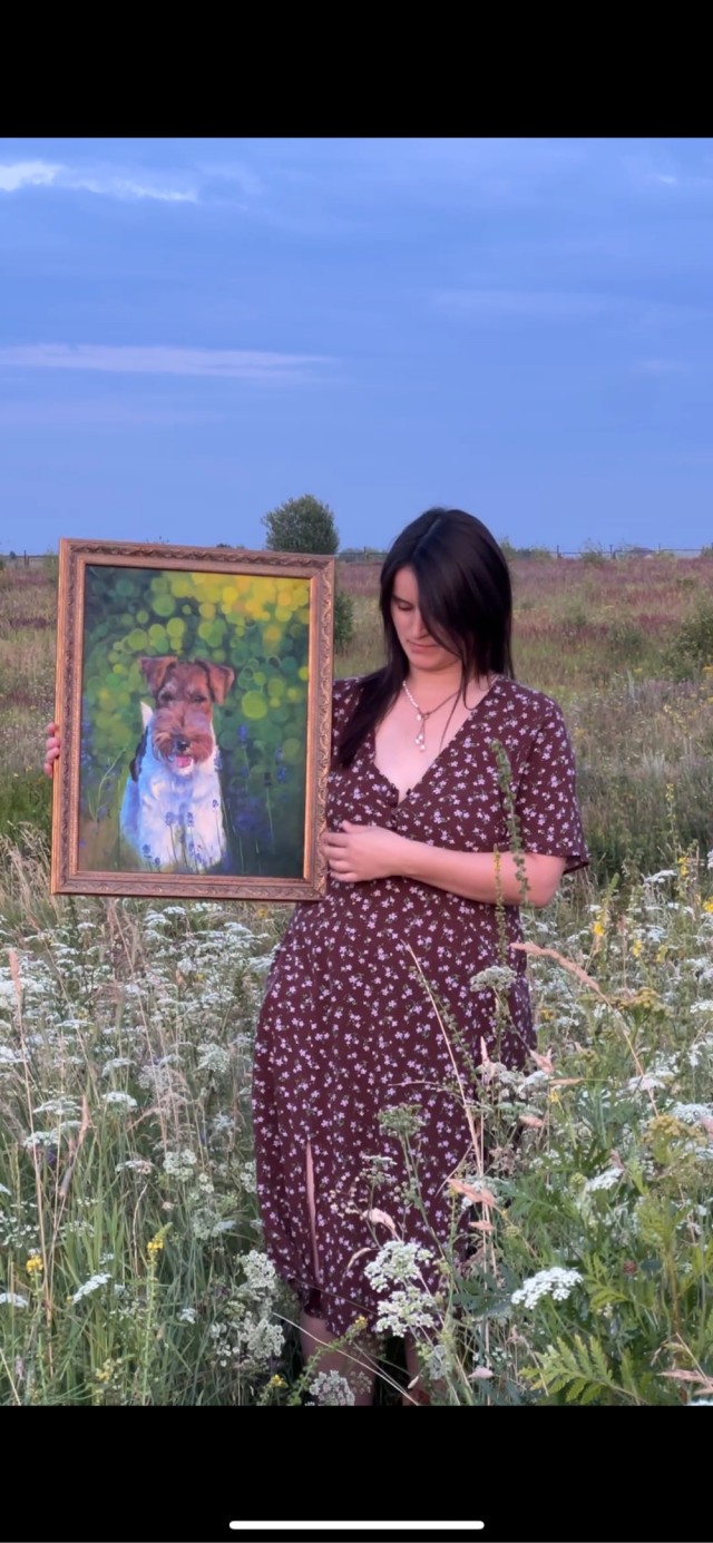 Фотосессия с картиной в июльском поле