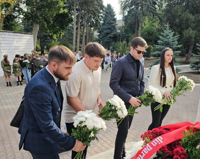 Жители Бельц вышли сегодня к Мемориалу воинской славы и легендарному «Танку»