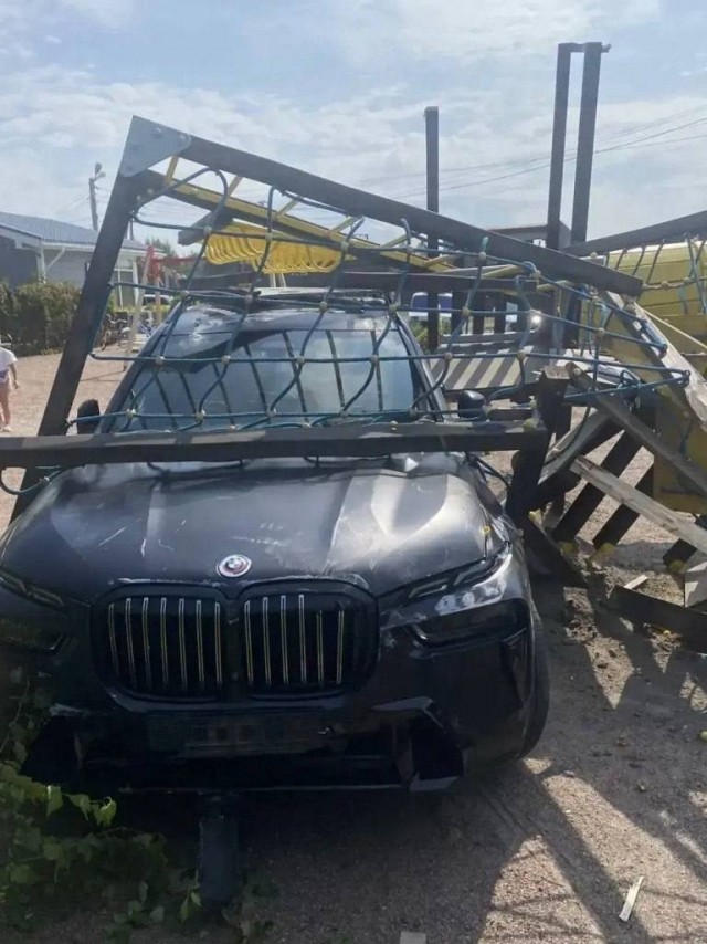 В Ленобласти девушка перепутала педали BMW и разнесла детскую площадку
