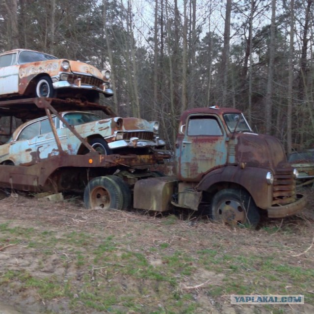 Автовоз с классическими Chevy найденный в лесу