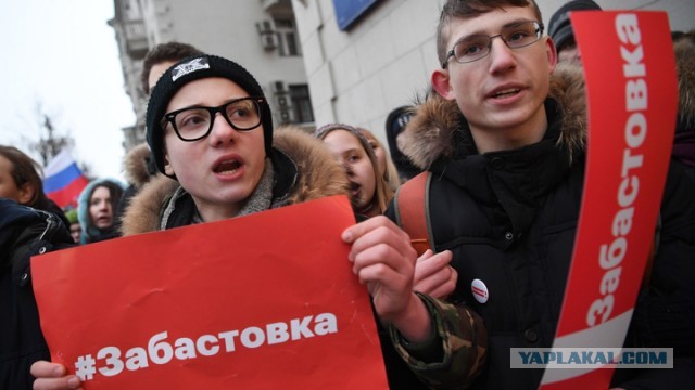 Суд над Навальным устроили прямо в отделе полиции. Адвоката уведомили об этом за несколько минут до заседания