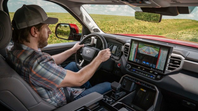 Новая Toyota Tundra: брутальный дизайн и супервыносливое шасси