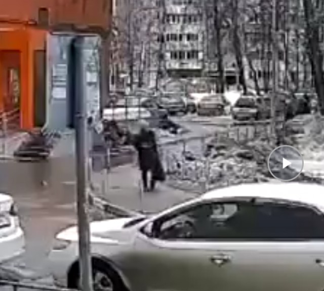 В Казани пешеход разбил стекло автомобиля и залил перцем водителя