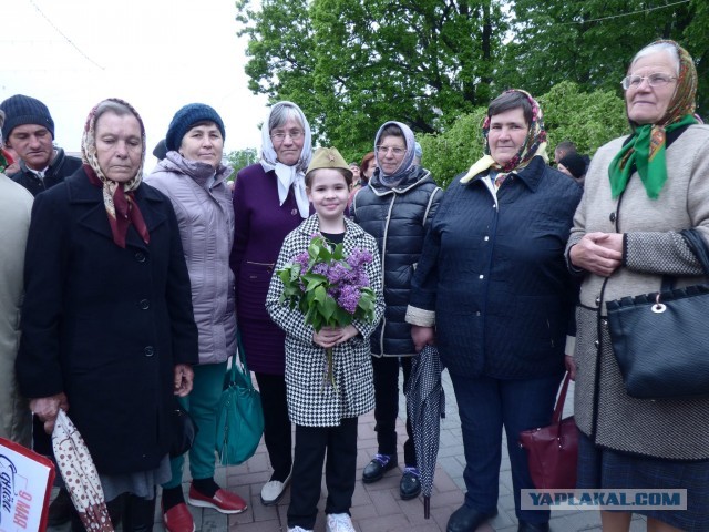 Море цветов принесли к Вечному огню в Кишиневе — советским воинам, павшим в боях за освобождение Молдавии от фашистских захватчиков.