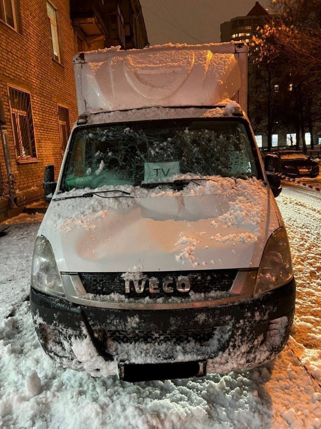 В Москве коммунальщики забросали машину кусками льда