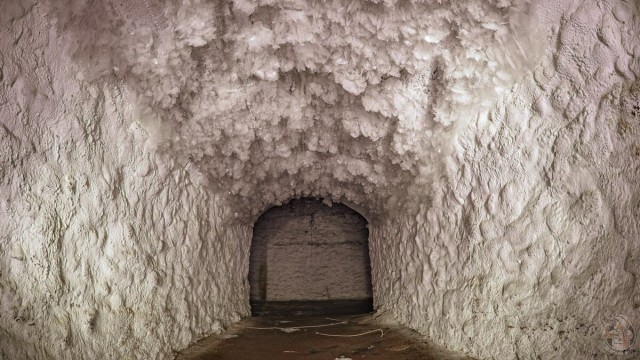 Показываю где "прятали" дефицит в СССР — это огромный подземный холодильник. Его вместимость 200 ЖД вагонов провизии!