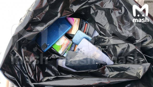 Москвичи настолько зажрались, что выкинули 20 новеньких Samsung Galaxy A32 в мусорку в самом центре столицы