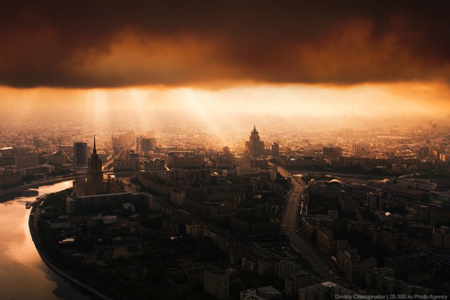 Необычный рассвет над Москвой