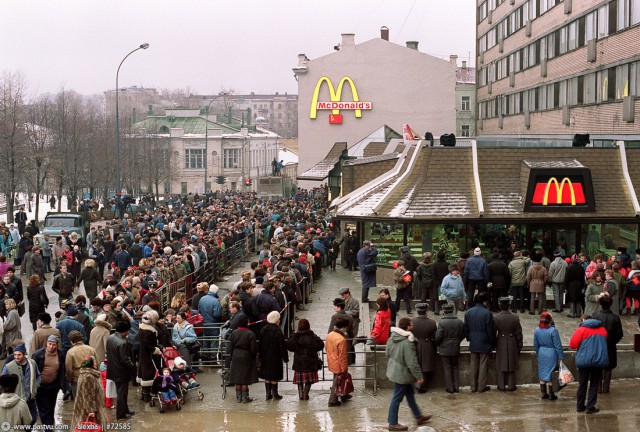 Москва 90-х, уличная торговля.