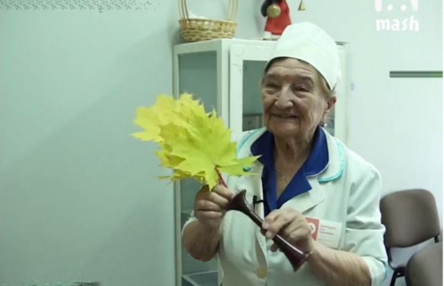 Самому опытному гинекологу России — 94 года:женщина ходит на работу пешком на каблуках и в шляпке, а от простуды лечится водкой