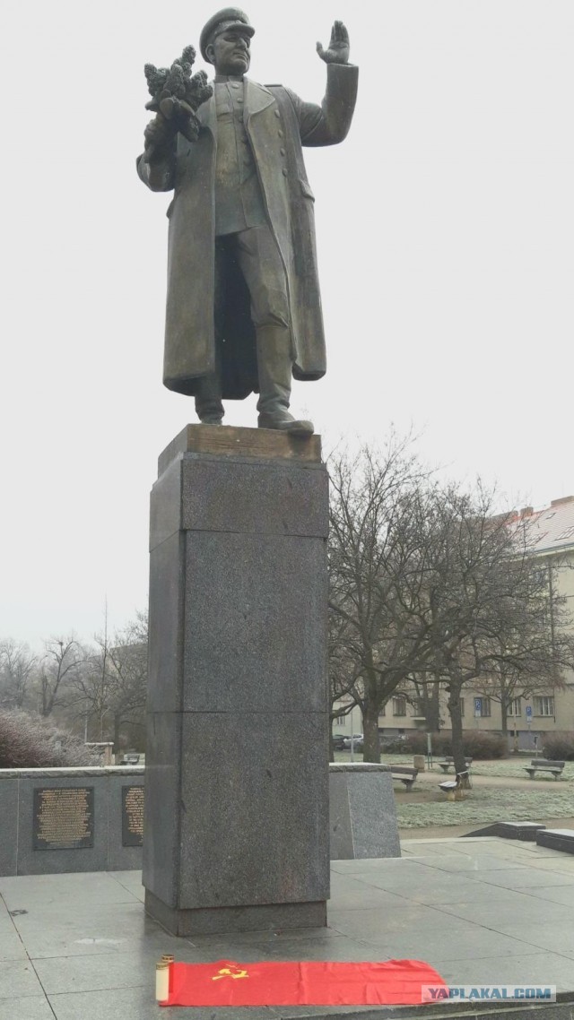 В Праге выгуляли «еврошалаву» в виде чиновника, снёсшего статую Конева