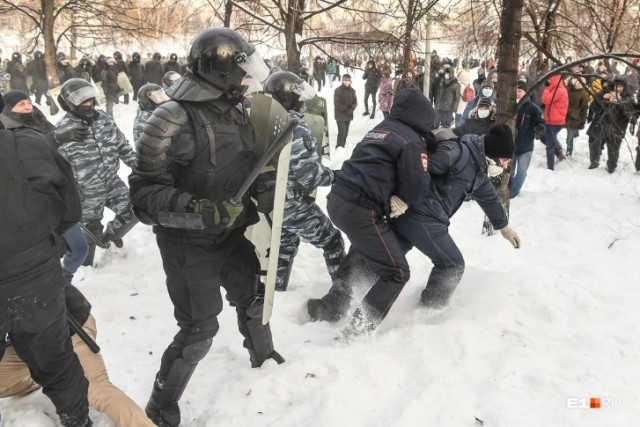 В Екатеринбурге силовики начали писать заявления на митингующих