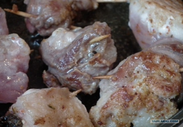 Мясо с черносливом в горчичном соусе