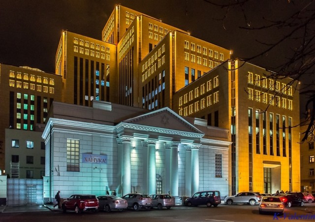 В центре Днепра девушка провалилась в лужу