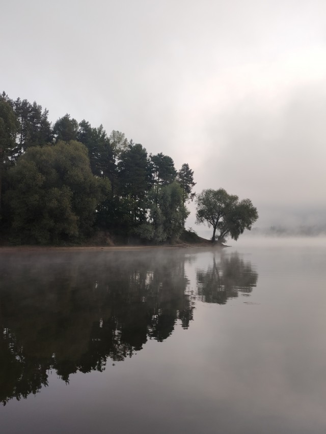 В Подмосковье водители вытолкали КамАЗ, заглохший на железнодорожном переезде