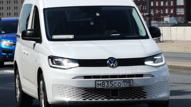 Водители легковушек хотели устроить автоподставу, и одному пришлось уезжать по ремонтной полосе.