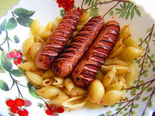 Мяса нет, сплошная соя: Роскачество назвало марки колбасы, которые не стоит брать даже со скидкой