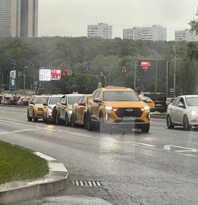 Это не ровный строй такси, это ДТП...