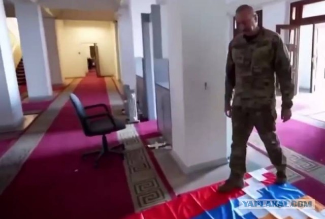 В московском баре "Хмель и солод" срезал украинский флаг с висевшего там полотна