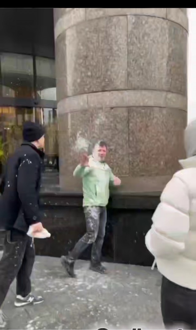 Основателя движения «Наши» Василия Якименко облили ряженкой в Петербурге