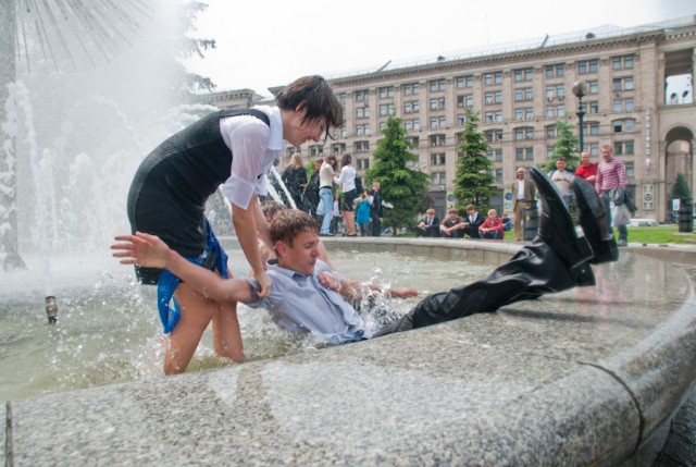 Отгремел выпускной в киевских фонтанах