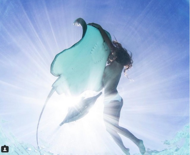 «Королева скатов» - Таитянская модель,плавающая обнаженной с морскими хищниками