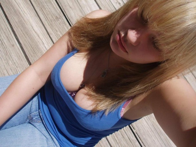 Не сиськи красят девушку, а нет, сиськи, всё правильно.