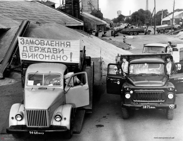 Теплые «ламповые» фотографии с автомобилями прошлого