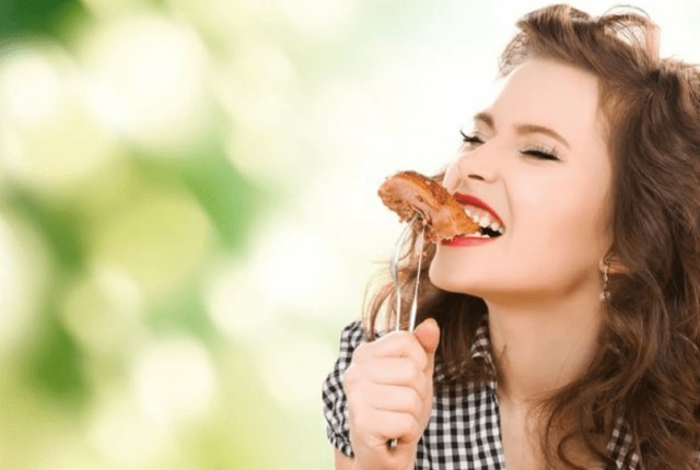 Хочешь узнать, как женщина занимается сексом? Посмотри на то, как она ест