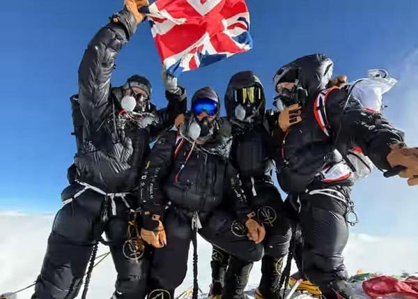 Группа альпинистов из Великобритании с помощью ксенона покорила Эверест за пять дней...