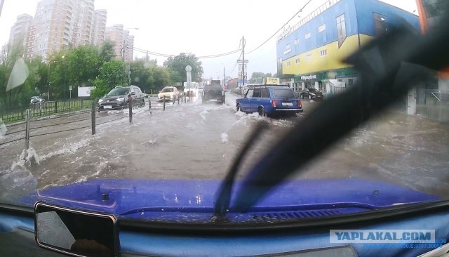 Мощнейший тропический ливень обрушился на Москву - уже затопило набережную на Павелецкой