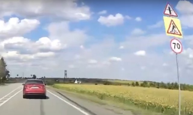 На пустой дороге, с хорошим обзором.