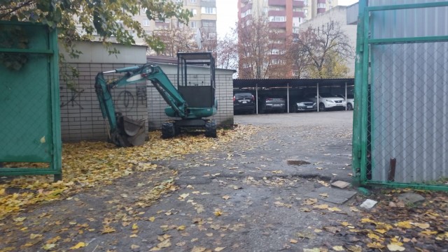 Летели два напильника, летели на боку