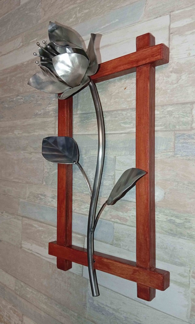 Цветочек для супруги.