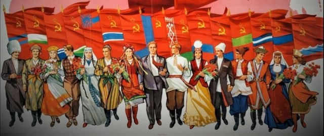 Почему русские не носят национальную одежду на улице?