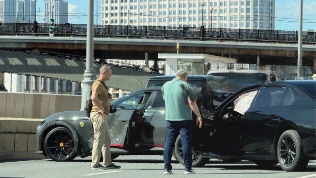 *БАЯН*Ferrari и BMW устроили многомиллионное ДТП у Дома Правительства в Москве