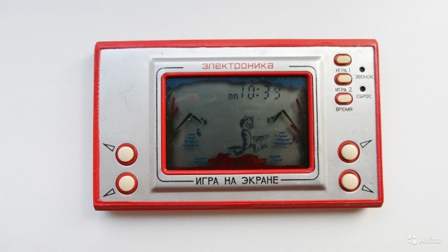 Дети впервые играют в советскую электронную игру "Ну, погоди"