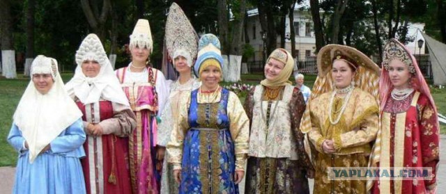 Полиция запретила женщине в кокошнике находиться на Красной площади
