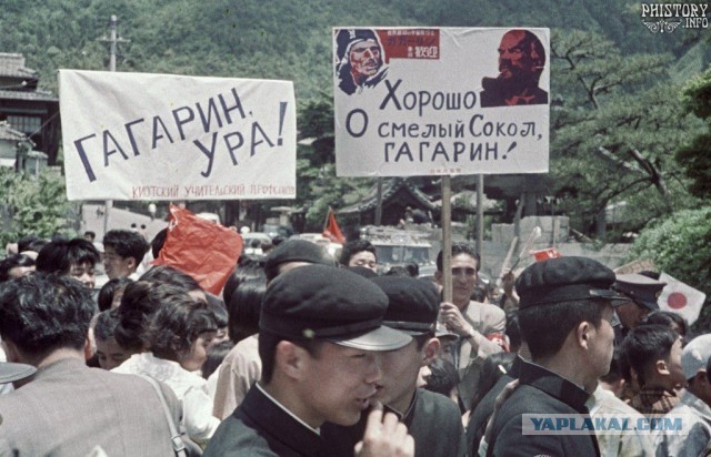 Несколько старых фото и люди на них.