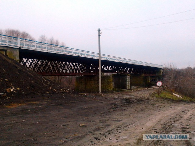 В Кемеровской области груженая фура обрушила мост
