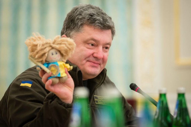 Порошенко привез в Мюнхен флаг ЕС из Авдеевки