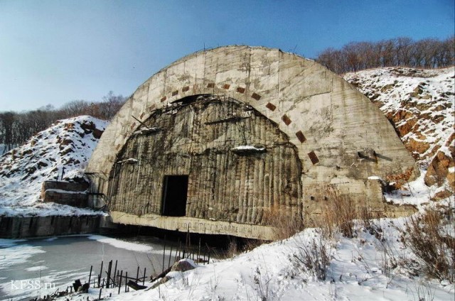 Заброшенная база подлодок на берегу бухты Павловского